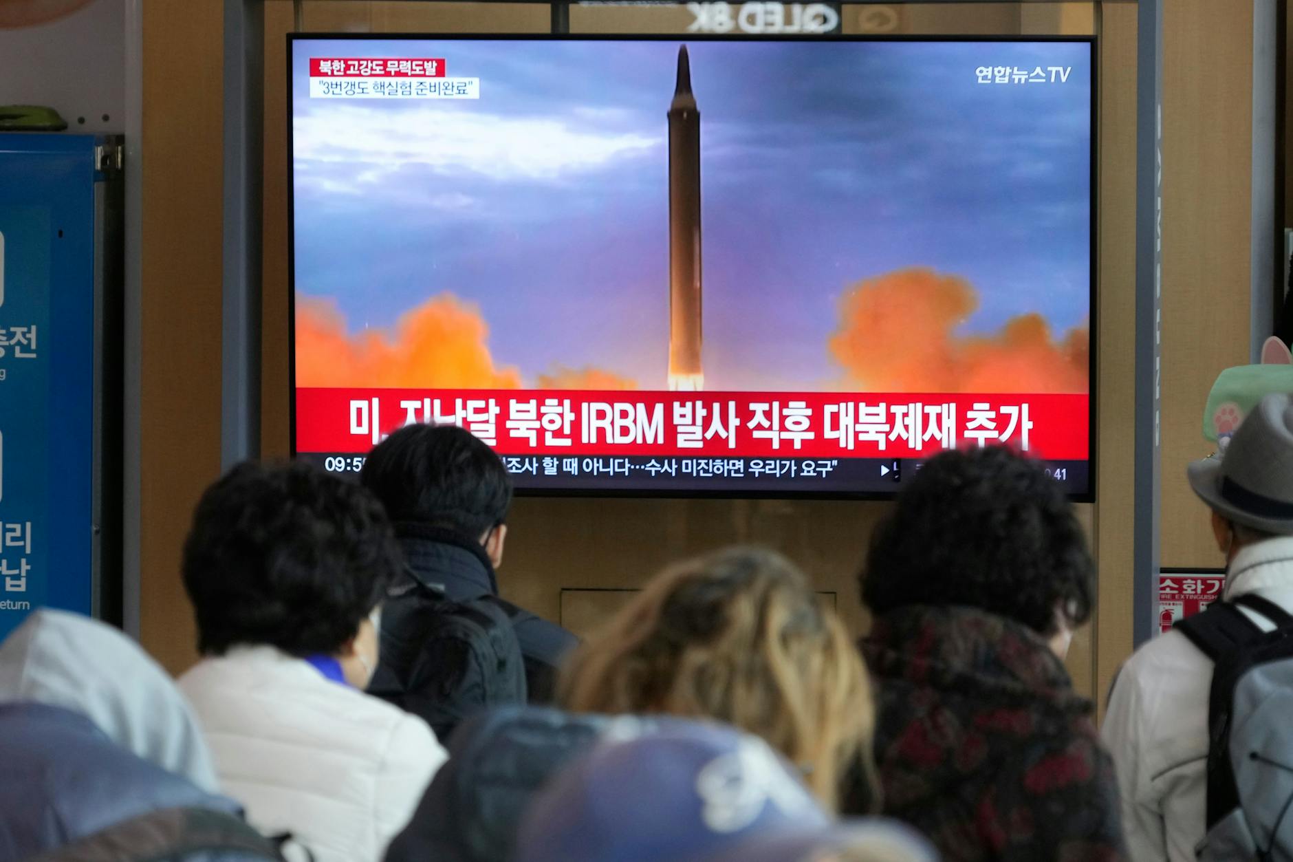 Ein Raketenstart in Nordkorea, gezeeigt im südkoreanischen Fernsehen. 