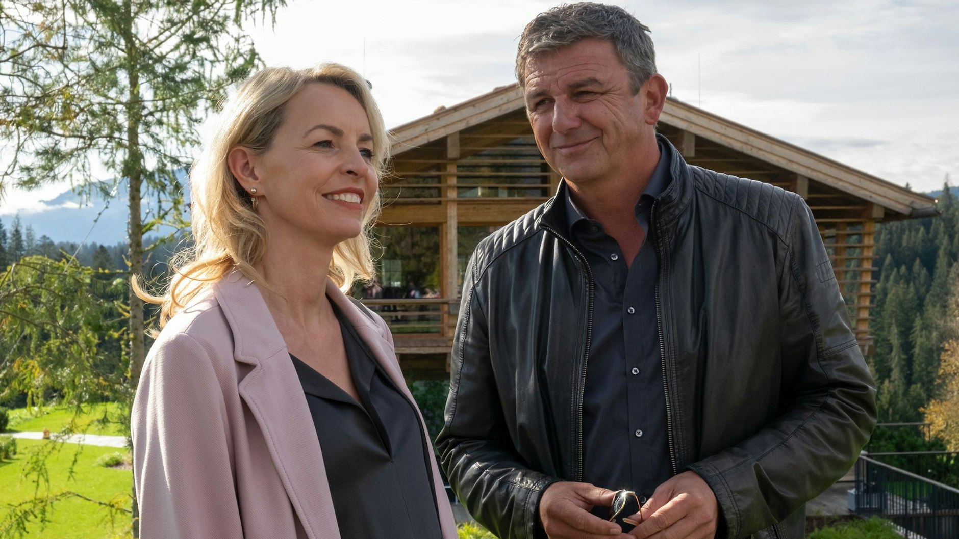 Der Bergdoktor (Hans Sigl) mit seiner Ex-Freundin Franziska (Simone Hanselmann).