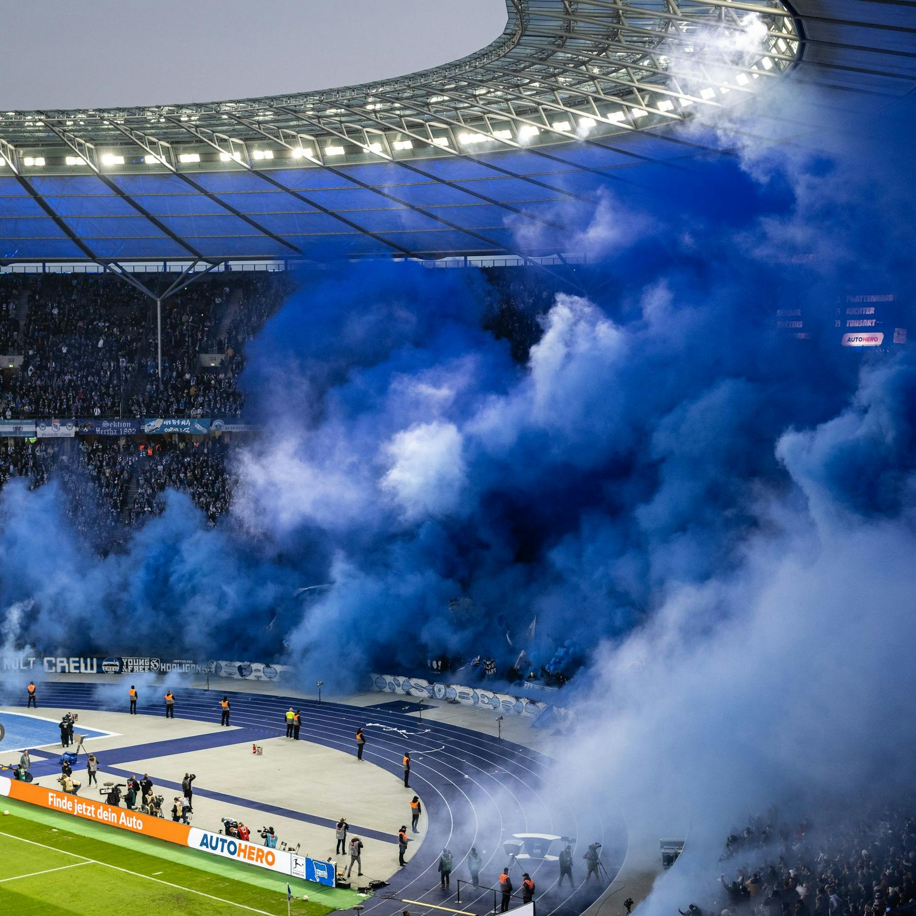 Fans von Hertha BSC zündeten blaue Nebeltöpfe zum Start der zweiten Halbzeit.