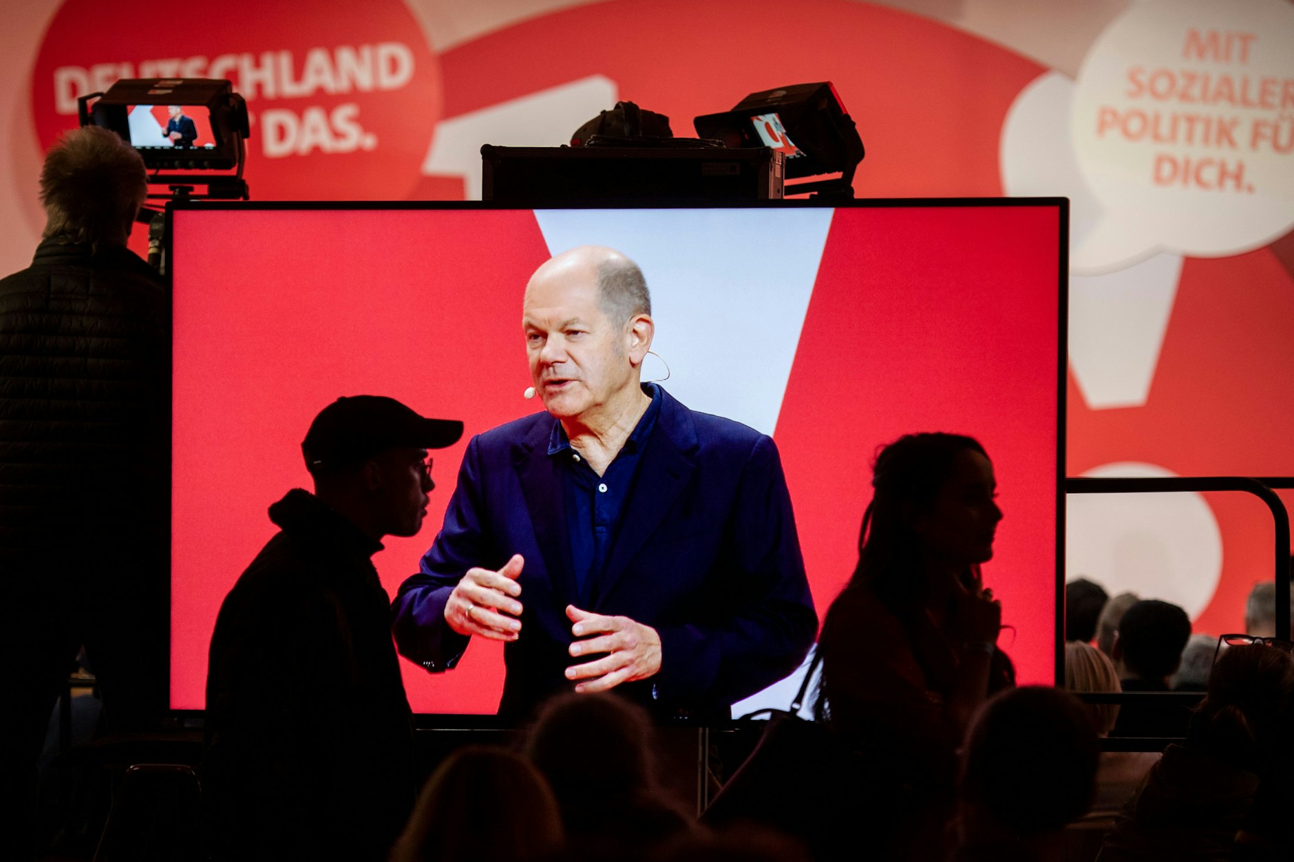 Bundeskanzler Olaf Scholz ist bei seiner Rede beim SPD-Debattenkonvent auf einem Bildschirm zu sehen.&nbsp;