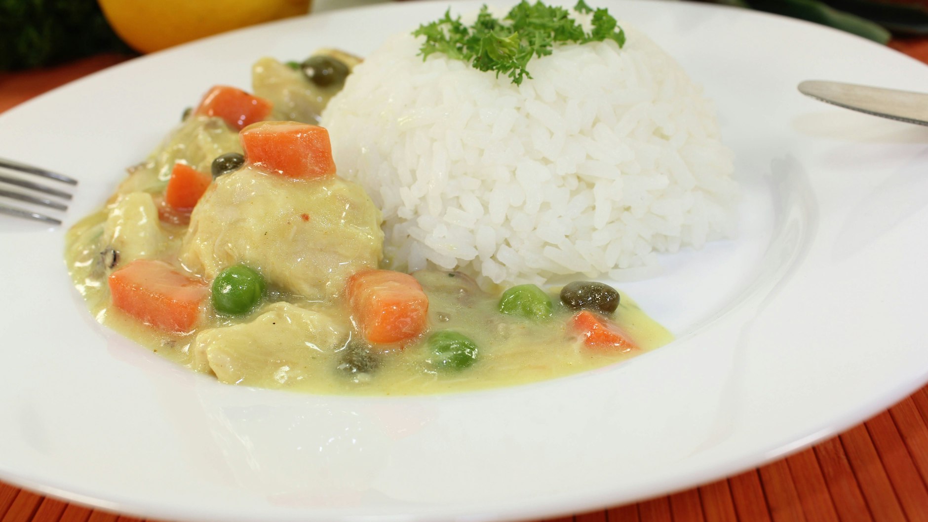 Hühnerfrikassee ist ein Klassiker der Hausmannskost - aber haben Sie das Rezept für Eierfrikassee schon einmal ausprobiert?