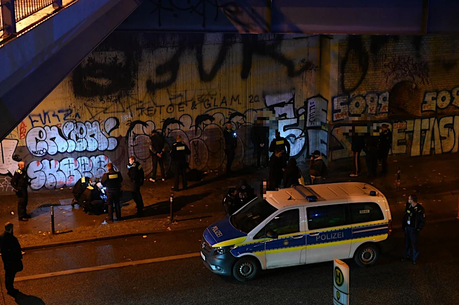 Die Beteiligten werden unter der Warschauer Brücke festgenommen.