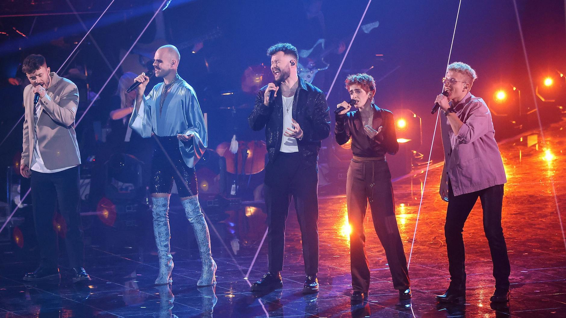 Julian Pförtner, Basti Schmidt, Anny Ogrezeanu und Tammo Förster (v.l.) mit Calum Scott (Mitte) beim Finale von The Voice of Germany.