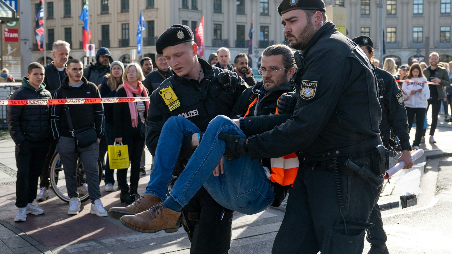 Polizisten mussten die Klimaaktivisten am Münchener Stachus von der Straße tragen.
