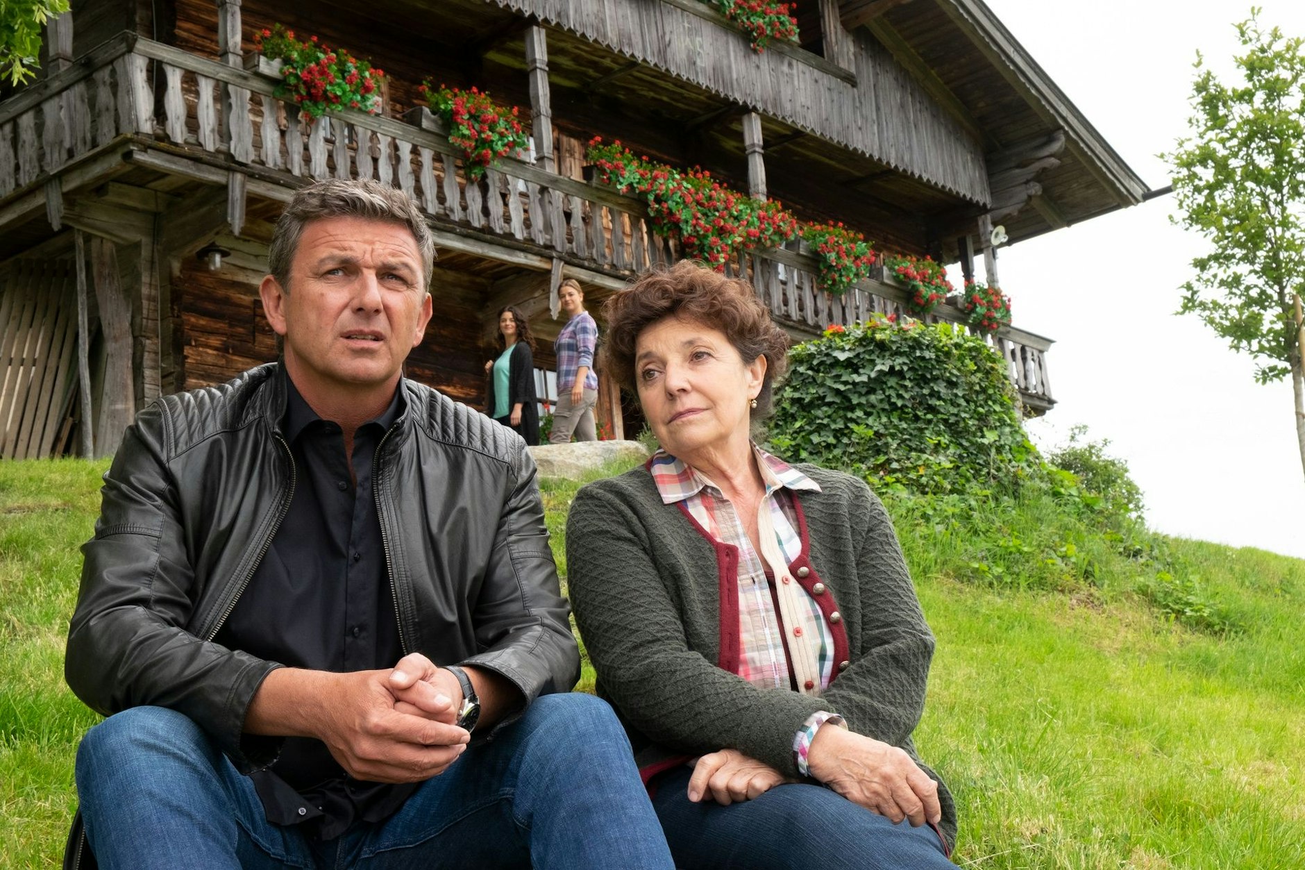 „Bergdoktor“ Martin Gruber (Hans Sigl) mit seiner Mutter Lisbeth (Monika Baumgartner)