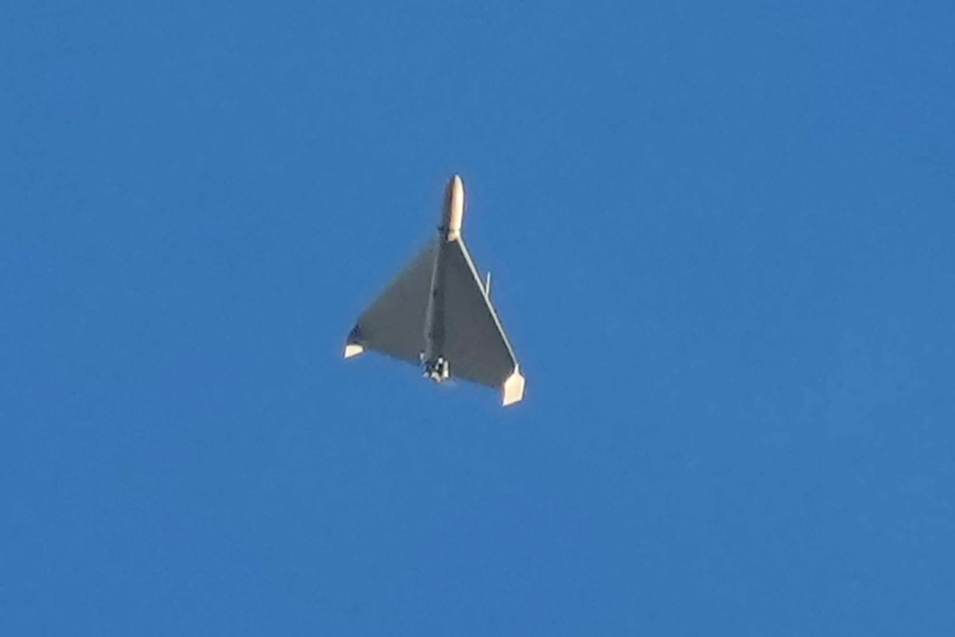 Eine Drohne ist am Himmel zu sehen, wenige Sekunden bevor sie auf Gebäude in Kiew geschossen hat.