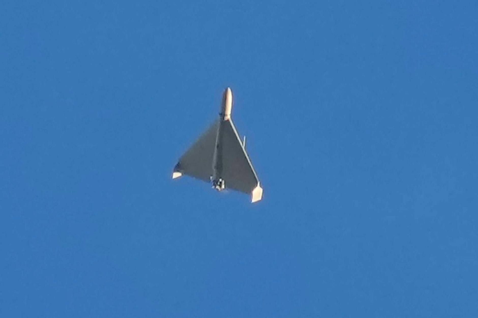 Eine Drohne ist am Himmel zu sehen, wenige Sekunden bevor sie auf Gebäude in Kiew geschossen hat.