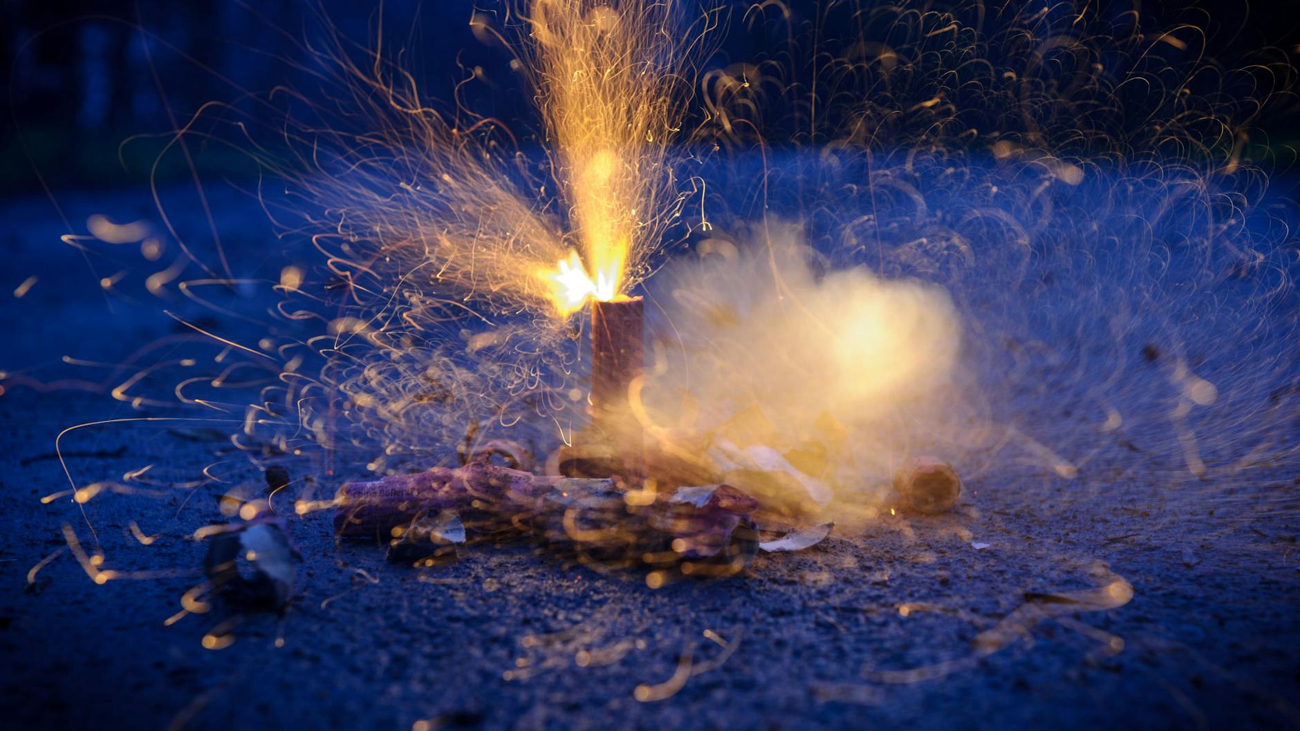 Böller sind in der Silvesternacht beliebt - aber nur Knallkörper, die für den deutschen Markt geprüft und zugelassen wurden, sind wirklich sicher.