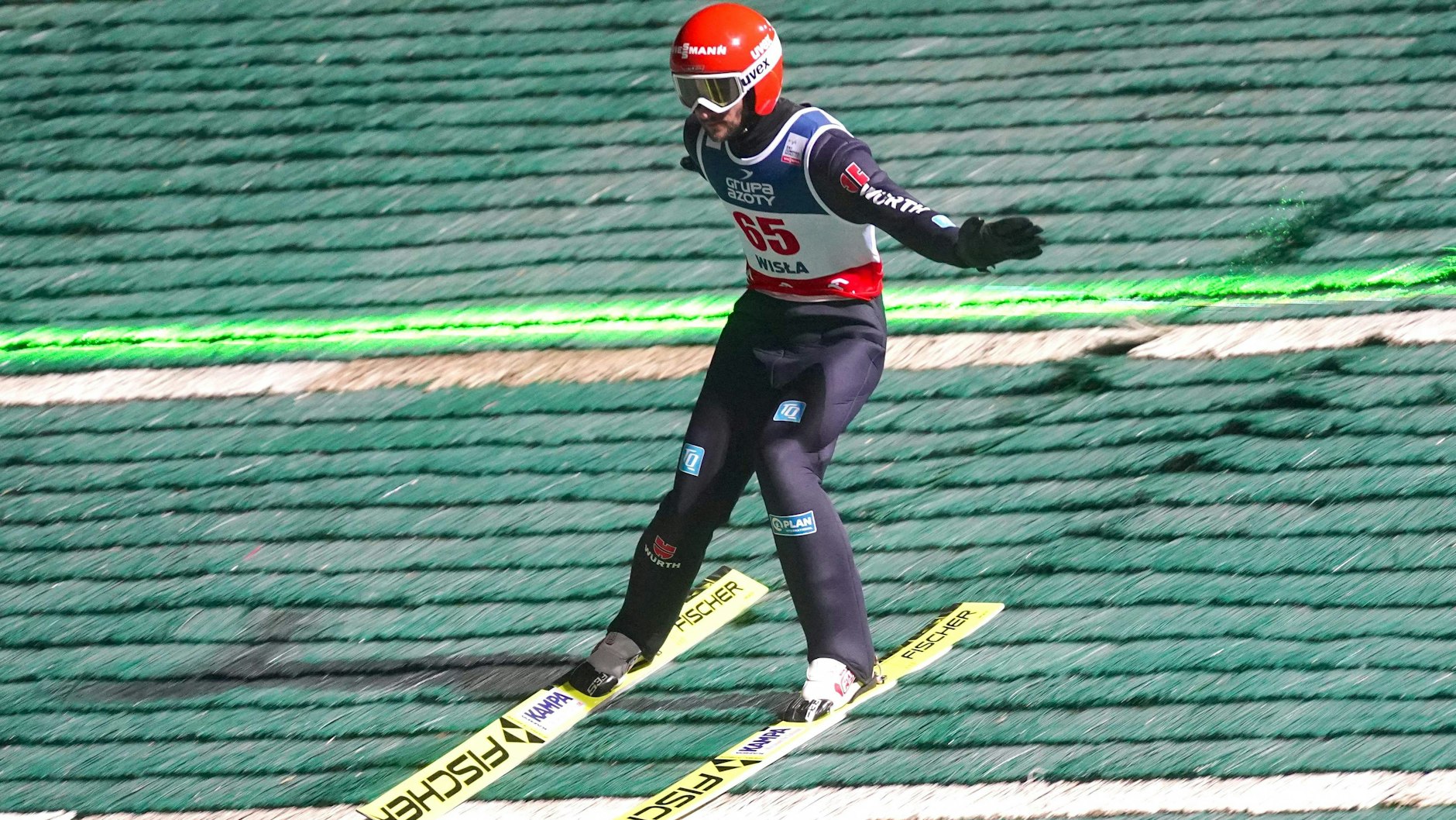 Der deutsche Skispringer Markus Eisenbichler landet in der Qualifikation ins Wisla auf Matten.