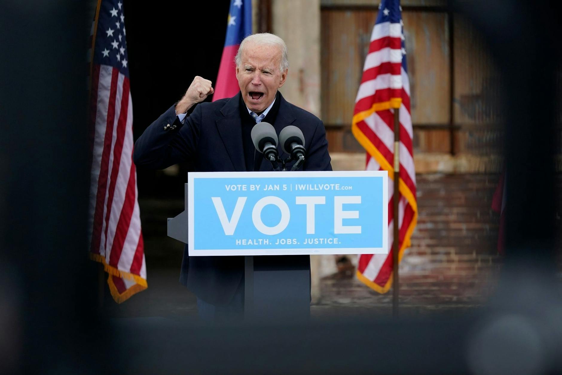 Joe Biden spricht bei einer Drive-in-Kundgebung für die demokratischen Kandidaten des US-Senats in Georgia, Warnock und Ossoff.