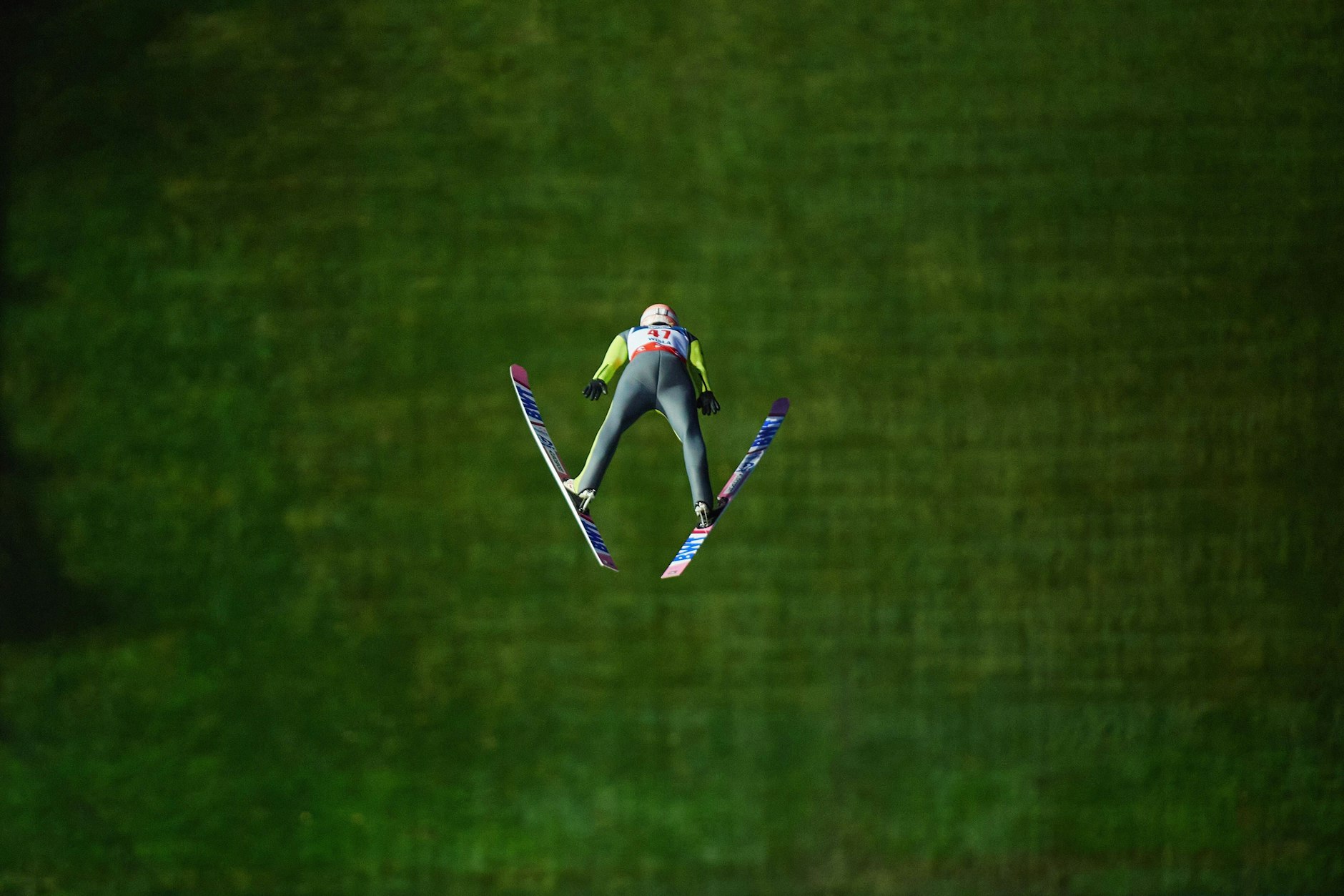 In Wisla springen die Skispringer zum frühen Saisonauftakt auf Matten, statt auf Schnee.
