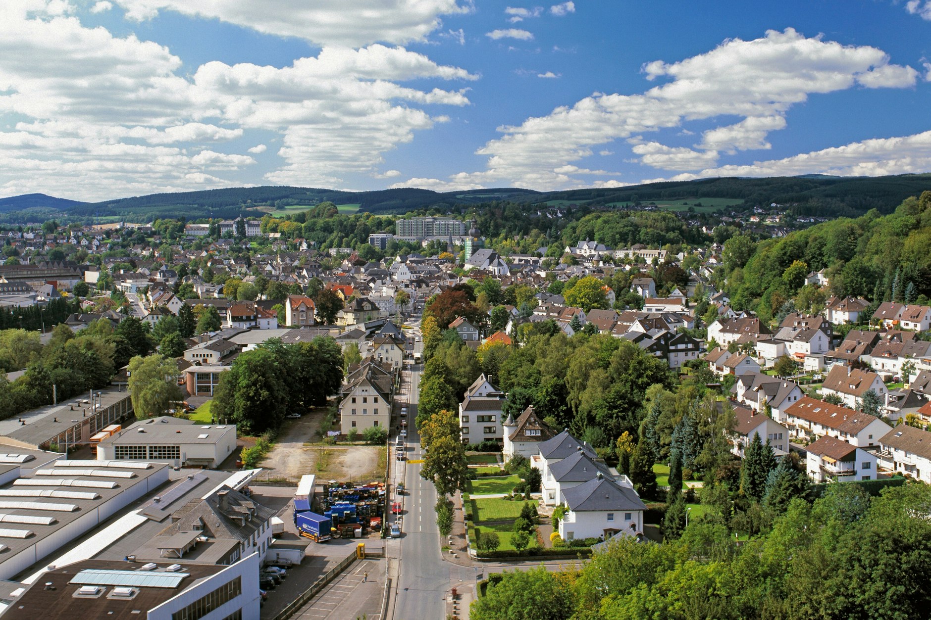 Blick auf Attendorn: In dem beschaulichen Örtchen im Sauerland sollen die Mutter und die Großeltern einer Achtjährigen das Kind jahreland eingesperrt haben.