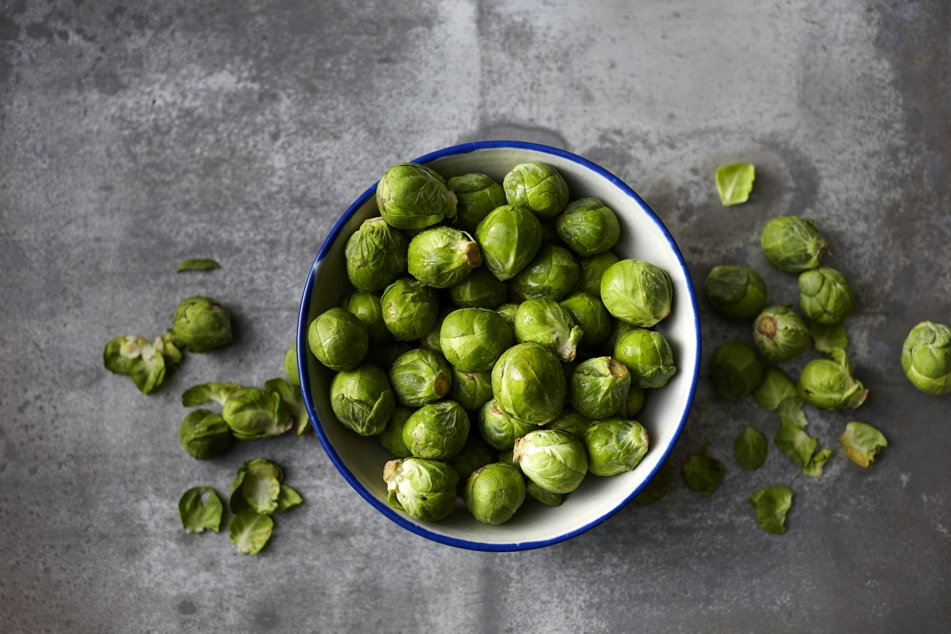 Vor dem Verarbeiten muss Rosenkohl gründlich geputzt werden.