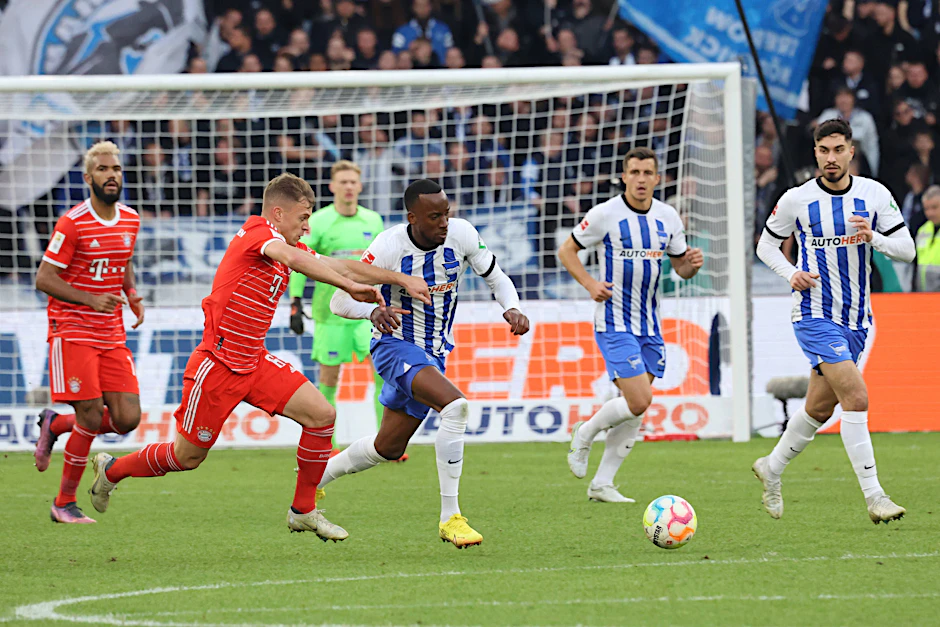 Dodi Lukebakio (M.) und seine Hertha-Kollegen unterliegen dem FC Bayern im Olympiastadion.