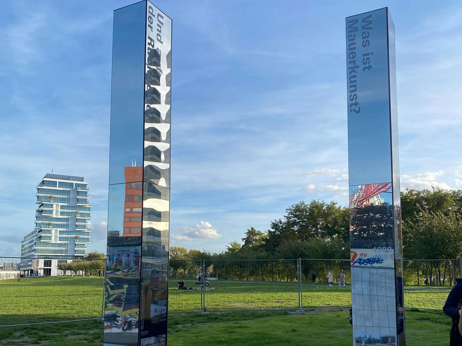 Zwei der 15 Spiegelglas-Stelen