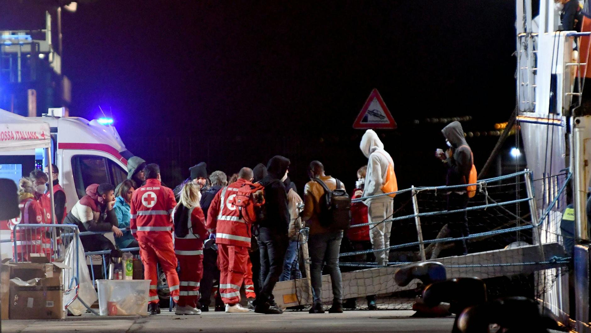 Zahlreiche Sanitäter sind am Hafen von Catania. Doch nicht alle geretteten Flüchtlinge dürfen hier an Land.