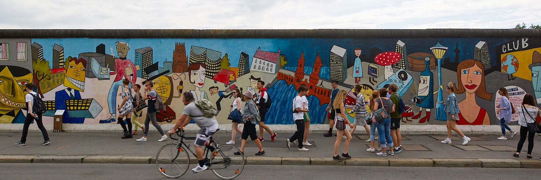 Speziell im Sommer sind Heerscharen von Touristen an der East Side Gallery unterwegs, hier vor Jim Avignons „Doin'it Cool For The East Side“.