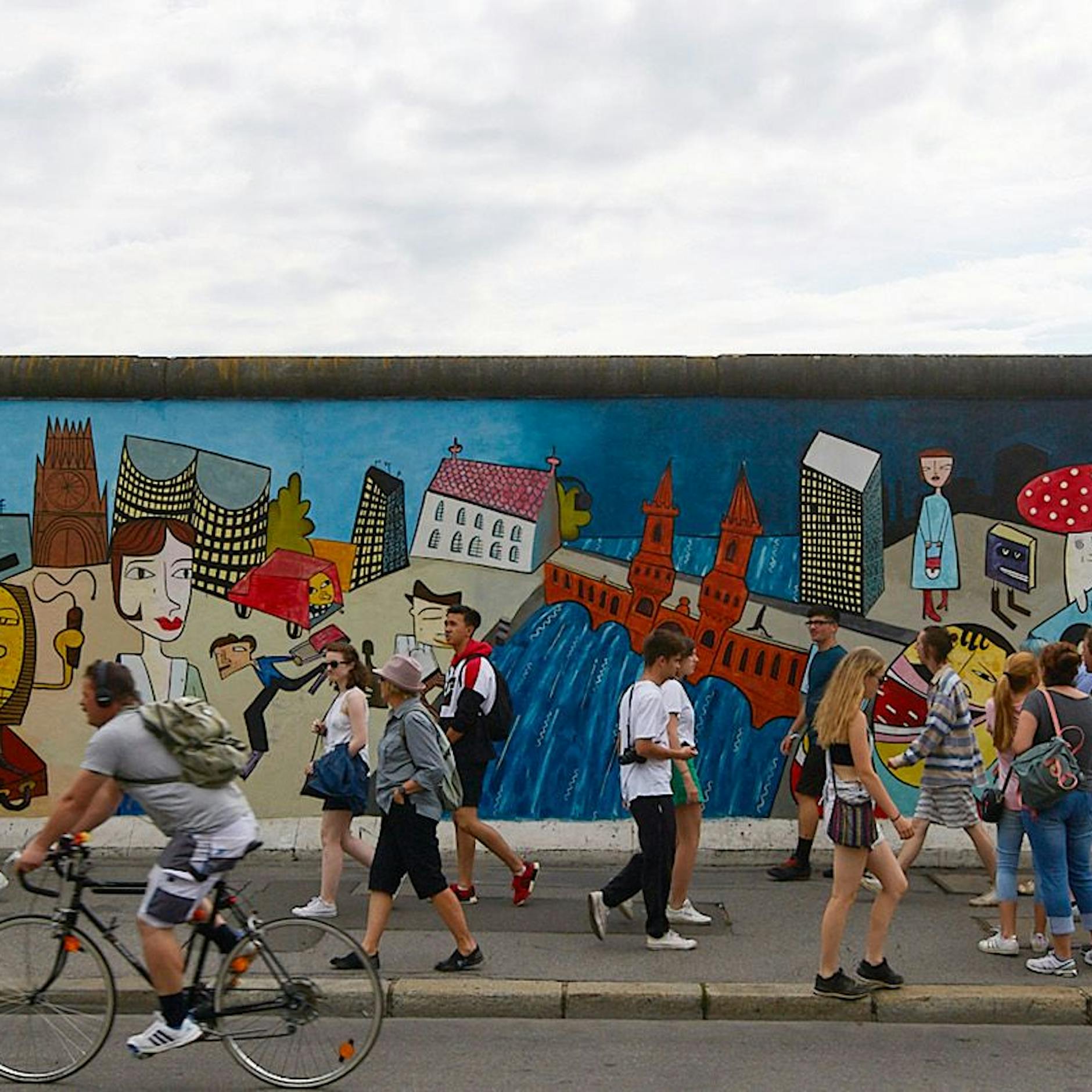 East Side Gallery: Infos über die Mauer und die Mauer-Kunst aufgemöbelt