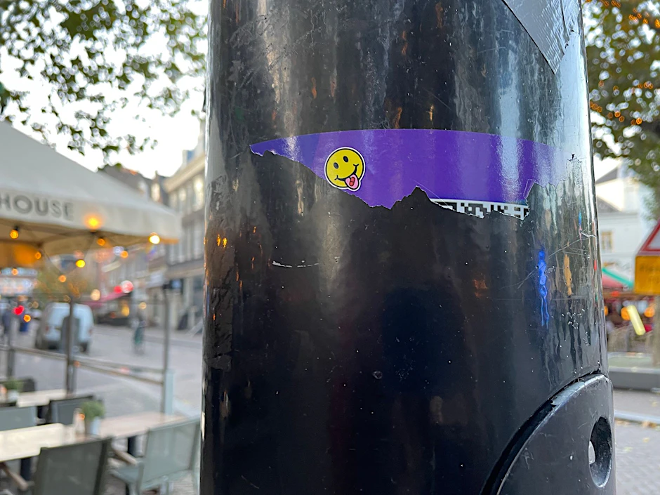 PRODUKTION - In Amsterdam wurden an öffentlichen Plätzen wie Laternenpfählen Sticker geklebt, über die man mit Hilfe eines QR-Codes Drogen wie XTC online bestellen kann.  