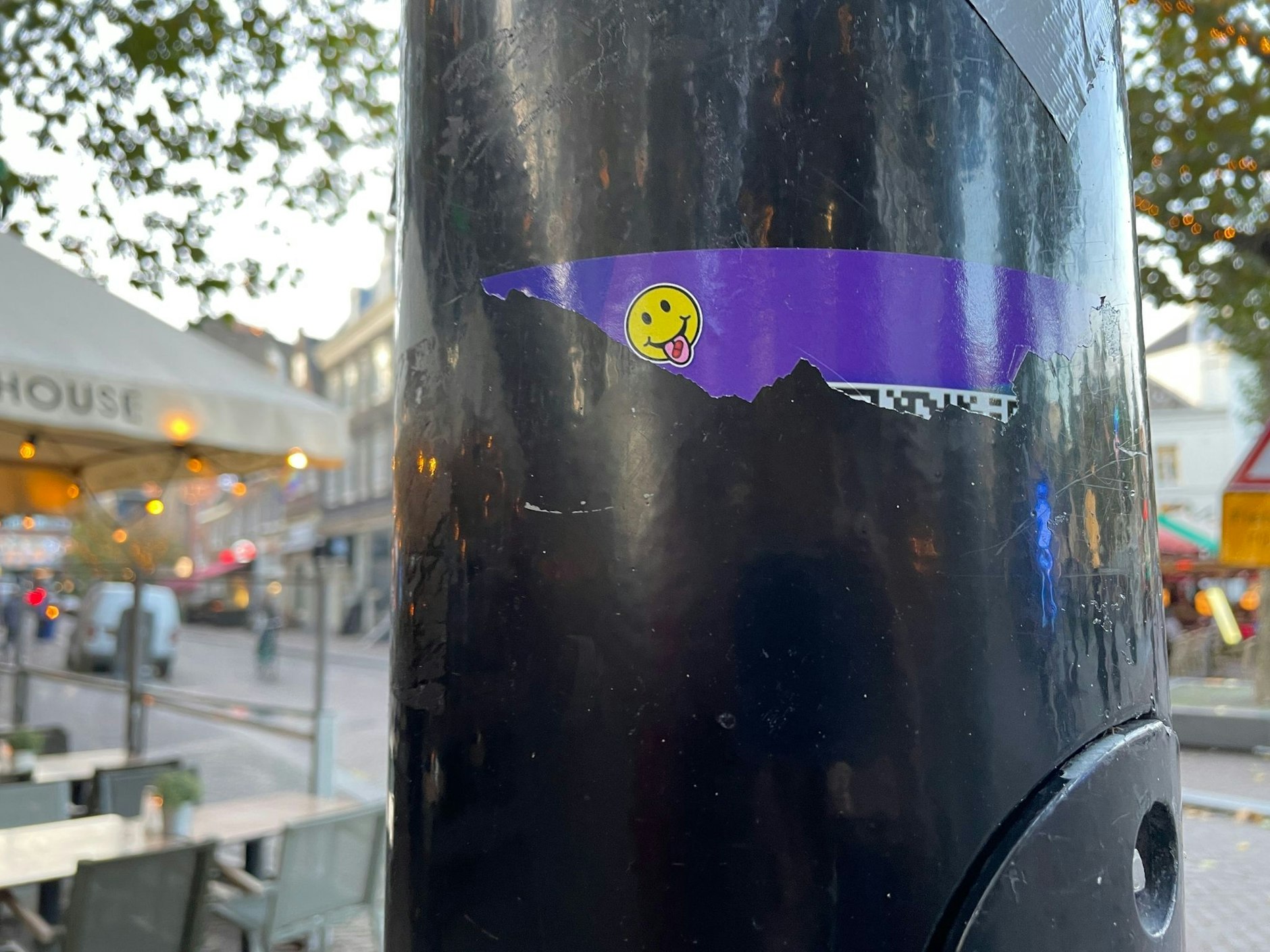 PRODUKTION - In Amsterdam wurden an öffentlichen Plätzen wie Laternenpfählen Sticker geklebt, über die man mit Hilfe eines QR-Codes Drogen wie XTC online bestellen kann.  