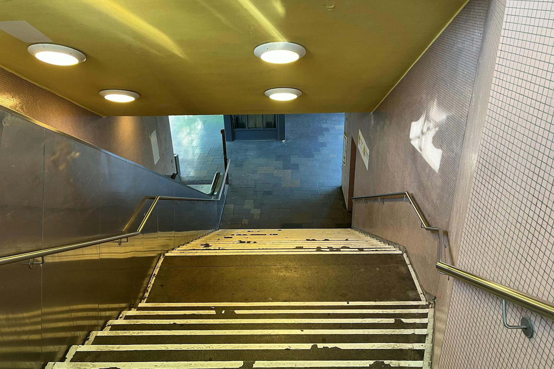 Der Charme der 1960er-Jahre: ein Blick in den Treppenbereich des U-Bahnhofs Scharnweberstraße.