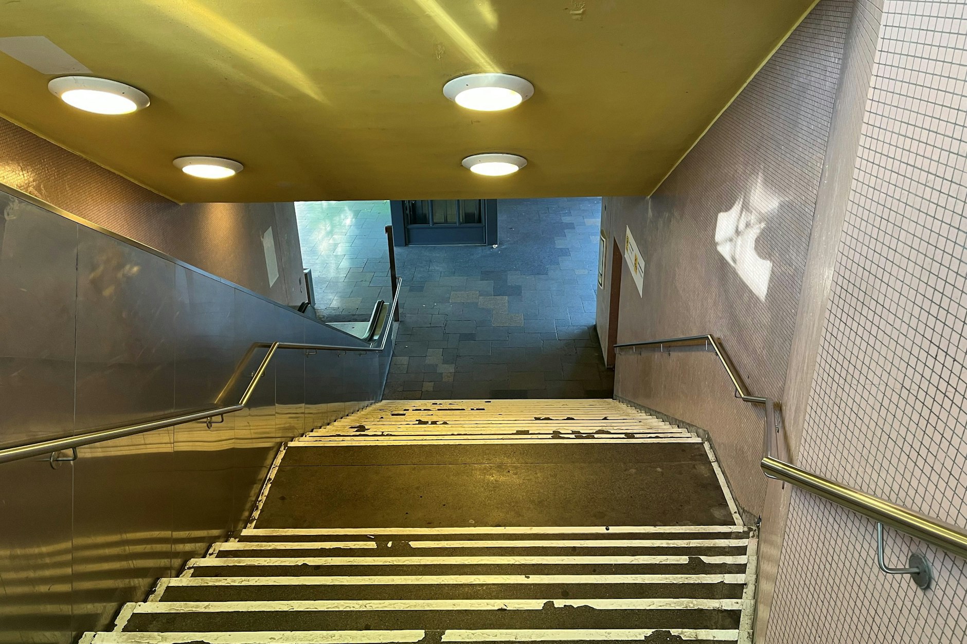 Der Charme der 1960er-Jahre: ein Blick in den Treppenbereich des U-Bahnhofs Scharnweberstraße.