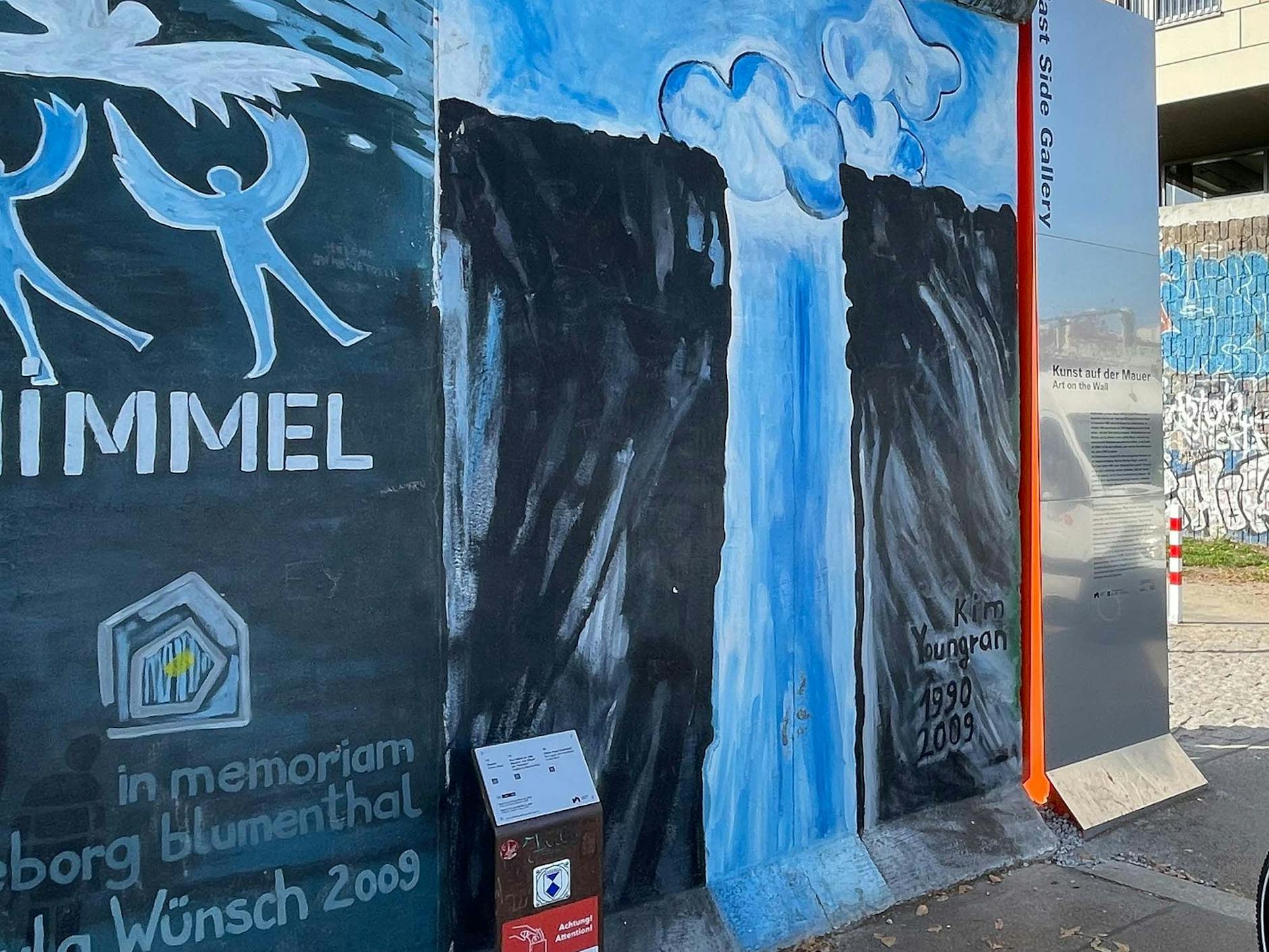 Ein Info-Schild vor einem Bild am nordwestlichen Ende der East Side Gallery, die hier neu mit einem Mauerwinkel abgeschlossen wird. 