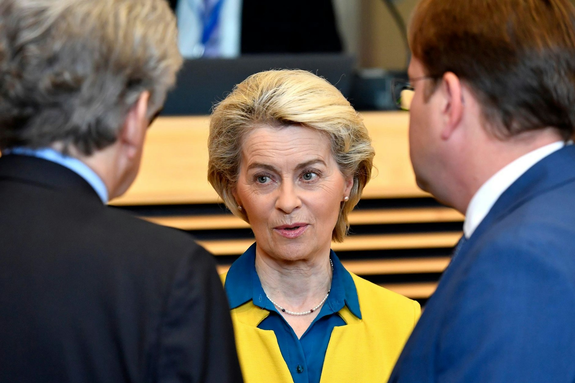 Kommissionspräsidentin Ursula von der Leyen im Gespräch mit Oliver Varhelyi (r.), EU-Kommissar für Nachbarschaft und Erweiterung, und Thierry Breton, EU-Kommissar für den Binnenmarkt.