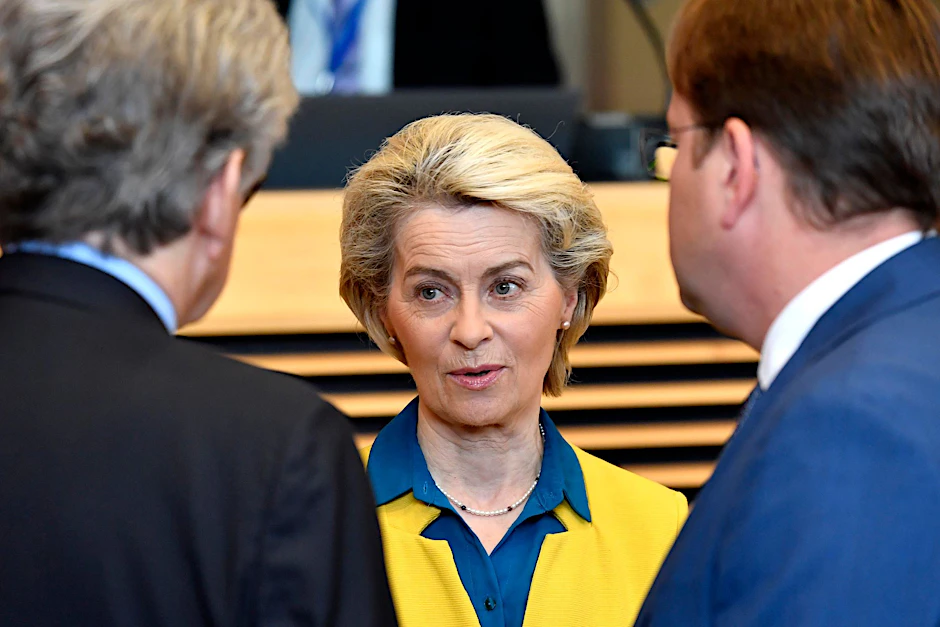 Kommissionspräsidentin Ursula von der Leyen im Gespräch mit Oliver Varhelyi (r.), EU-Kommissar für Nachbarschaft und Erweiterung, und Thierry Breton, EU-Kommissar für den Binnenmarkt.