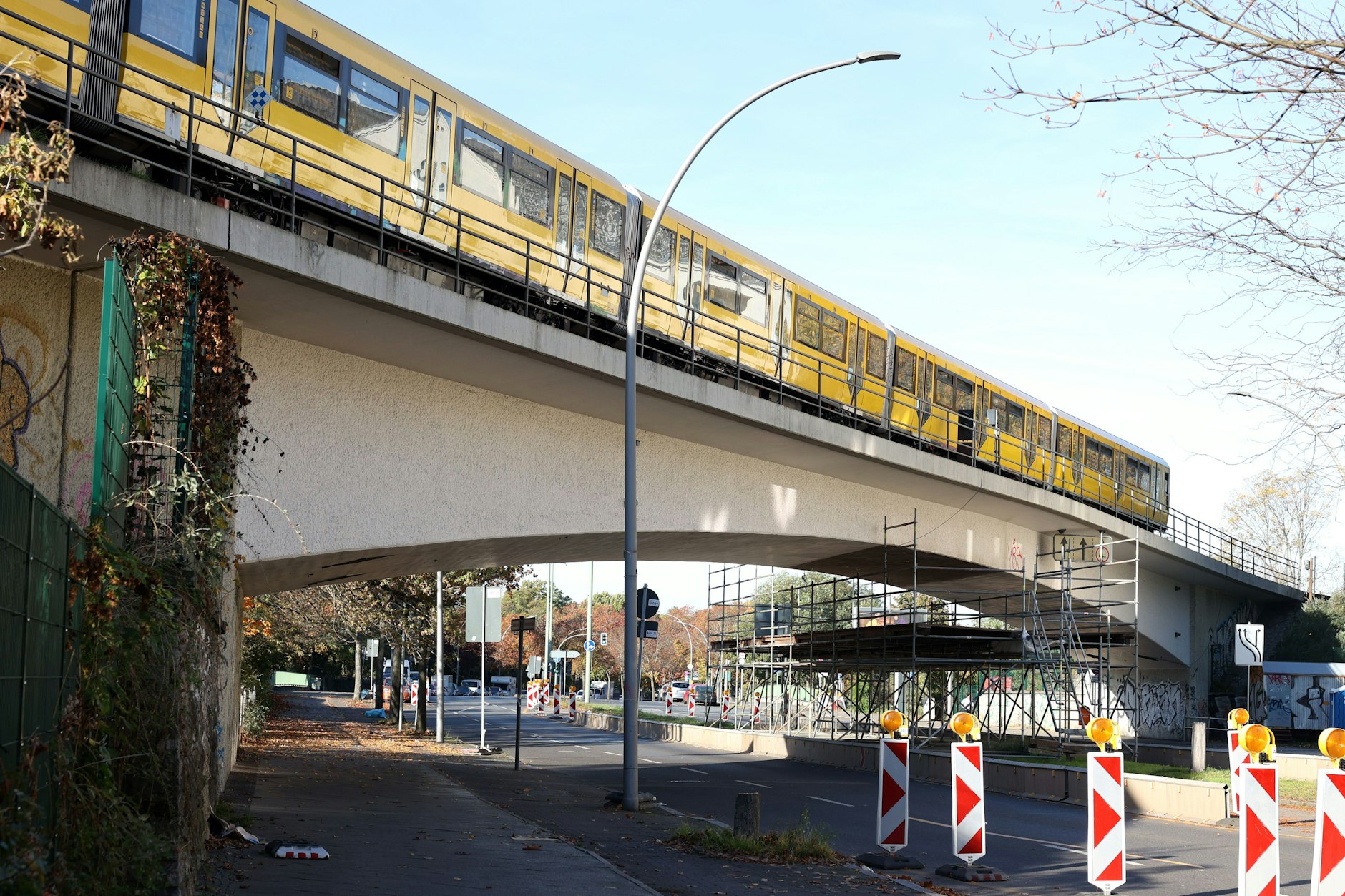 Die U6 wird zwischen Kurt-Schumacher-Platz und Alt-Tegel bis 2025 zur Baustelle. Diese Brücke über der Scharnweberstraße wird abgerissen.