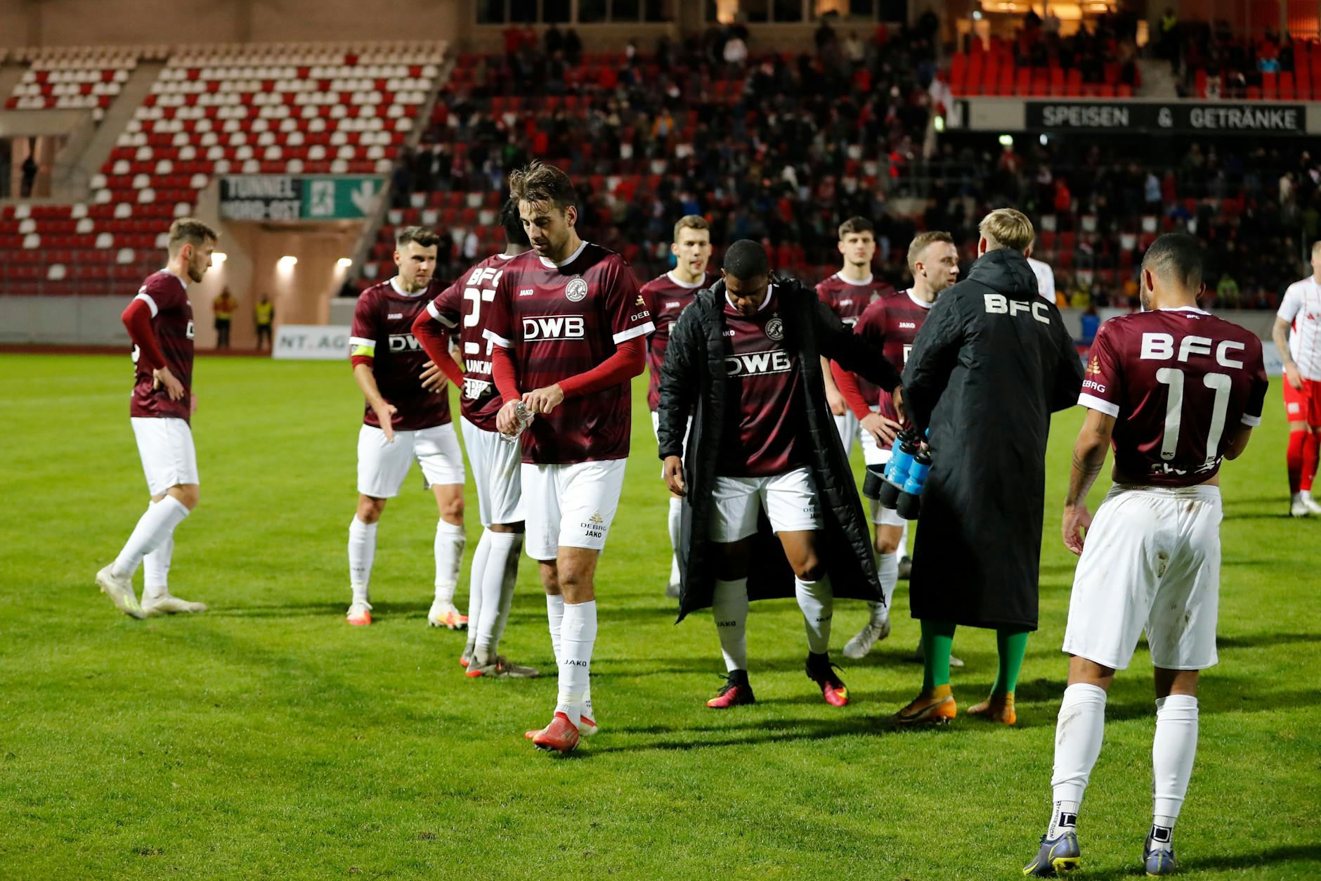 Hängende Köpfe bei den Kickern des BFC Dynamo nach dem 1:4 in Erfurt.