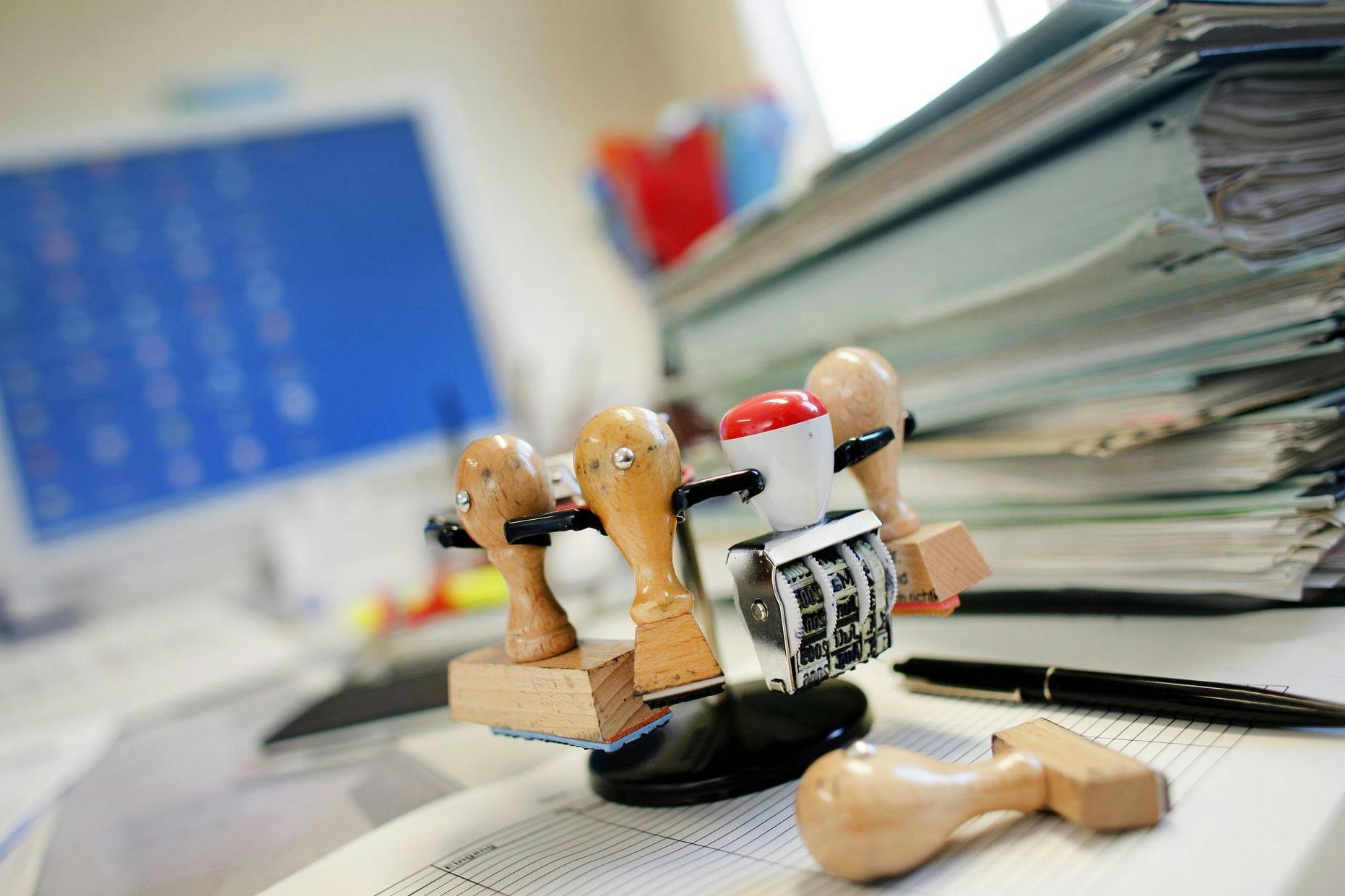 Stempeln, bis der Arzt kommt: Auf Berlins Verwaltung kommt mit dem Wohngeld plus ein Haufen Arbeit zu. (Symbolbild)