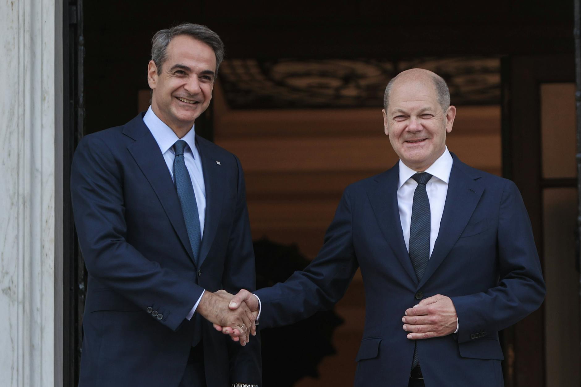 Griechenland, das als zuverlässiger europäischer Partner gilt, wird von einer wachsenden Abhöraffäre erschüttert. Hier Premierminister Kyriakos Mitsotakis (l.) bei seinem Treffen mit Bundeskanzler Olaf Scholz am 27. Oktober in Athen.