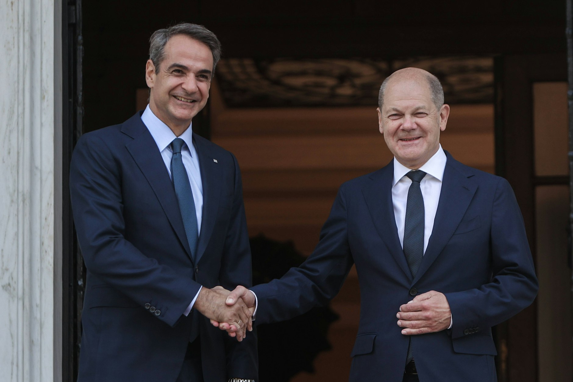 Griechenland, das als zuverlässiger europäischer Partner gilt, wird von einer wachsenden Abhöraffäre erschüttert. Hier Premierminister Kyriakos Mitsotakis (l.) bei seinem Treffen mit Bundeskanzler Olaf Scholz am 27. Oktober in Athen.