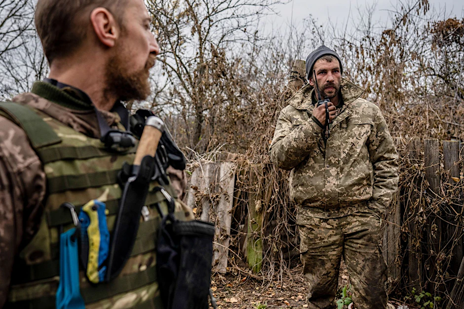 Ein ukrainischer Soldat kommuniziert über ein Walkie-Talkie über mögliche Verletzte in der Gegend um Terny. Die ukrainischen Truppen setzen ihre Gegenoffensive im Osten des Landes fort, stoßen aber in der Region Luhansk auf heftigen Widerstand.