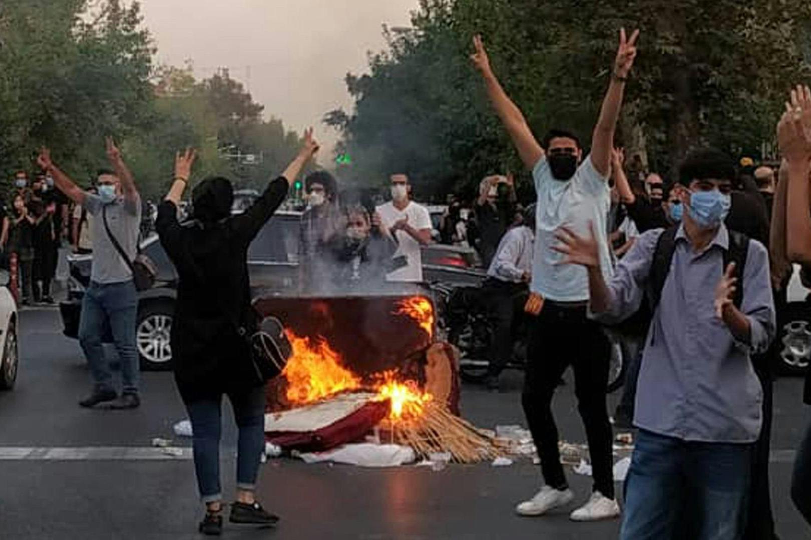 Bei Protesten im Iran sollen Sicherheitskräfte auf Demonstranten geschossen haben (Symbolbild).