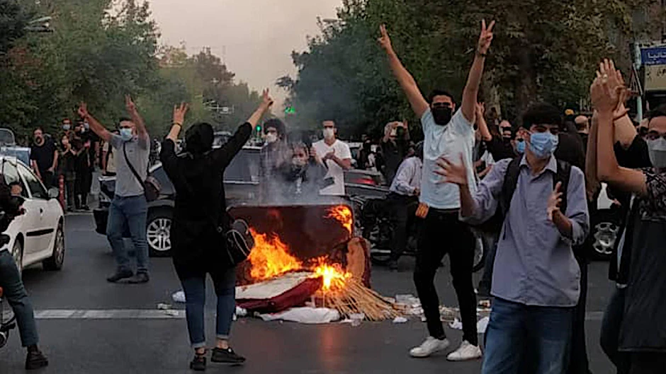 Bei Protesten im Iran sollen Sicherheitskräfte auf Demonstranten geschossen haben (Symbolbild).