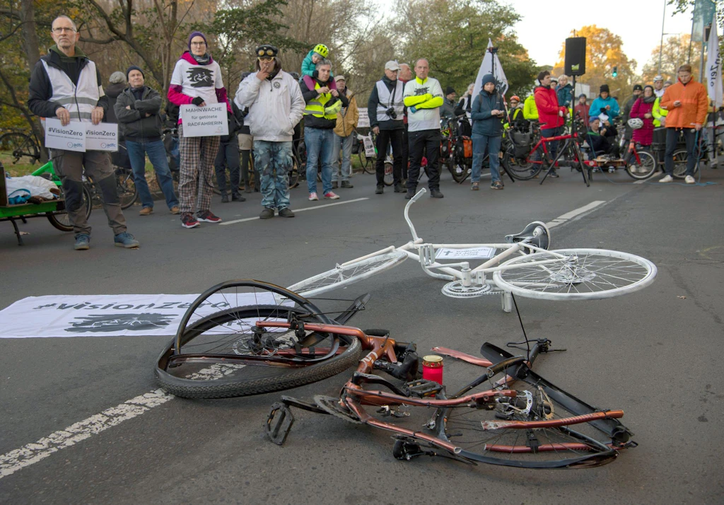 Nach Streit um Klebe-Protest: Berliner gedenken getöteter Radfahrerin