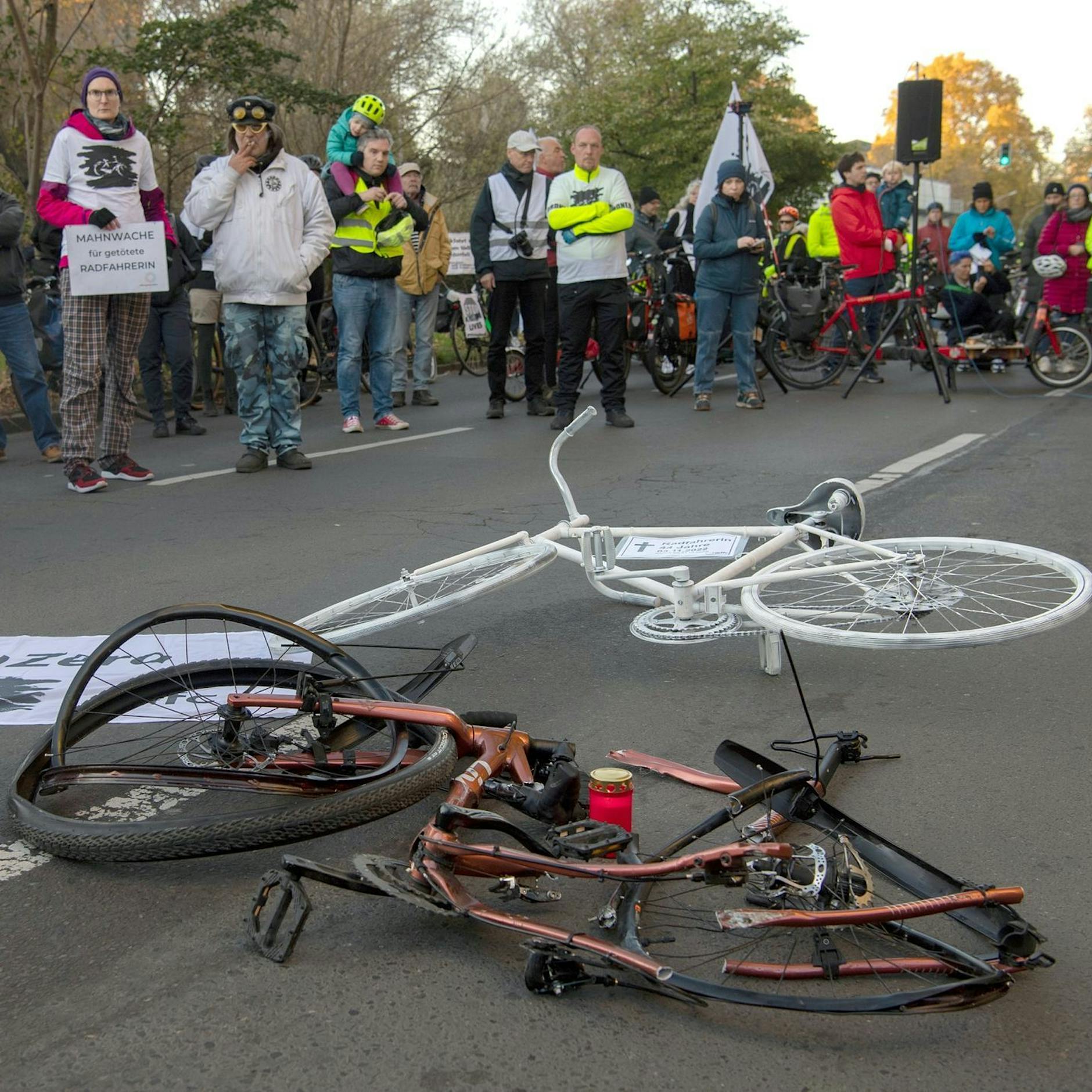 Nach Streit um Klebe-Protest: Berliner gedenken getöteter Radfahrerin