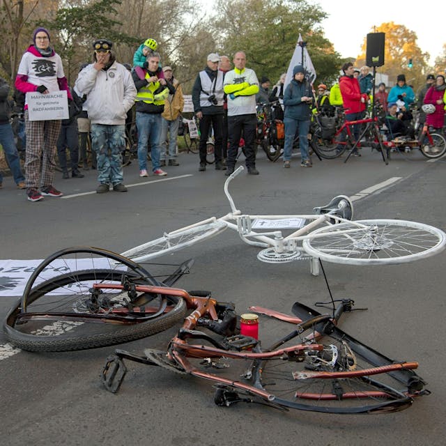 Nach Streit um Klebe-Protest: Berliner gedenken getöteter Radfahrerin