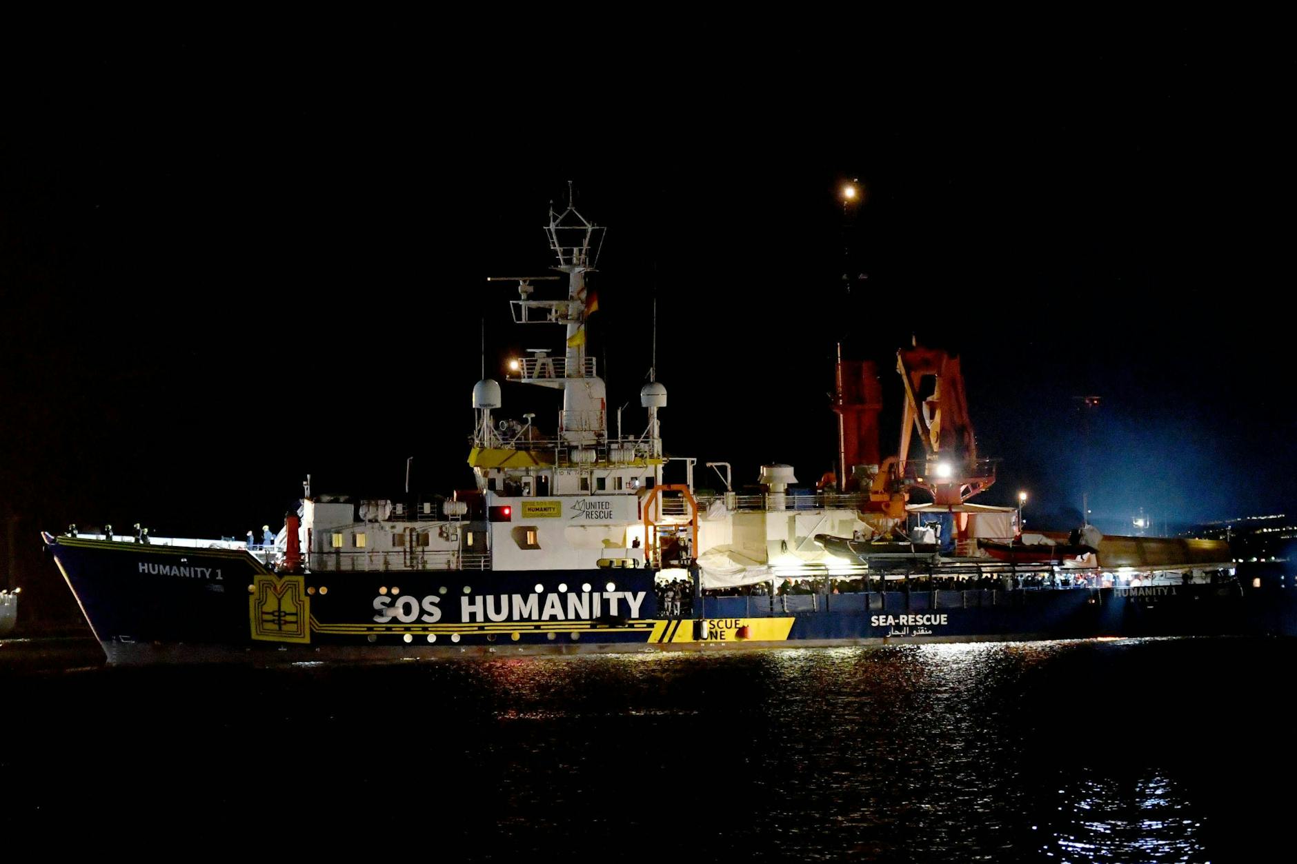 Die Humanity 1 im Hafen von Catania. Doch die italienischen Behörden lassen nicht alle Geretteten von Bord.
