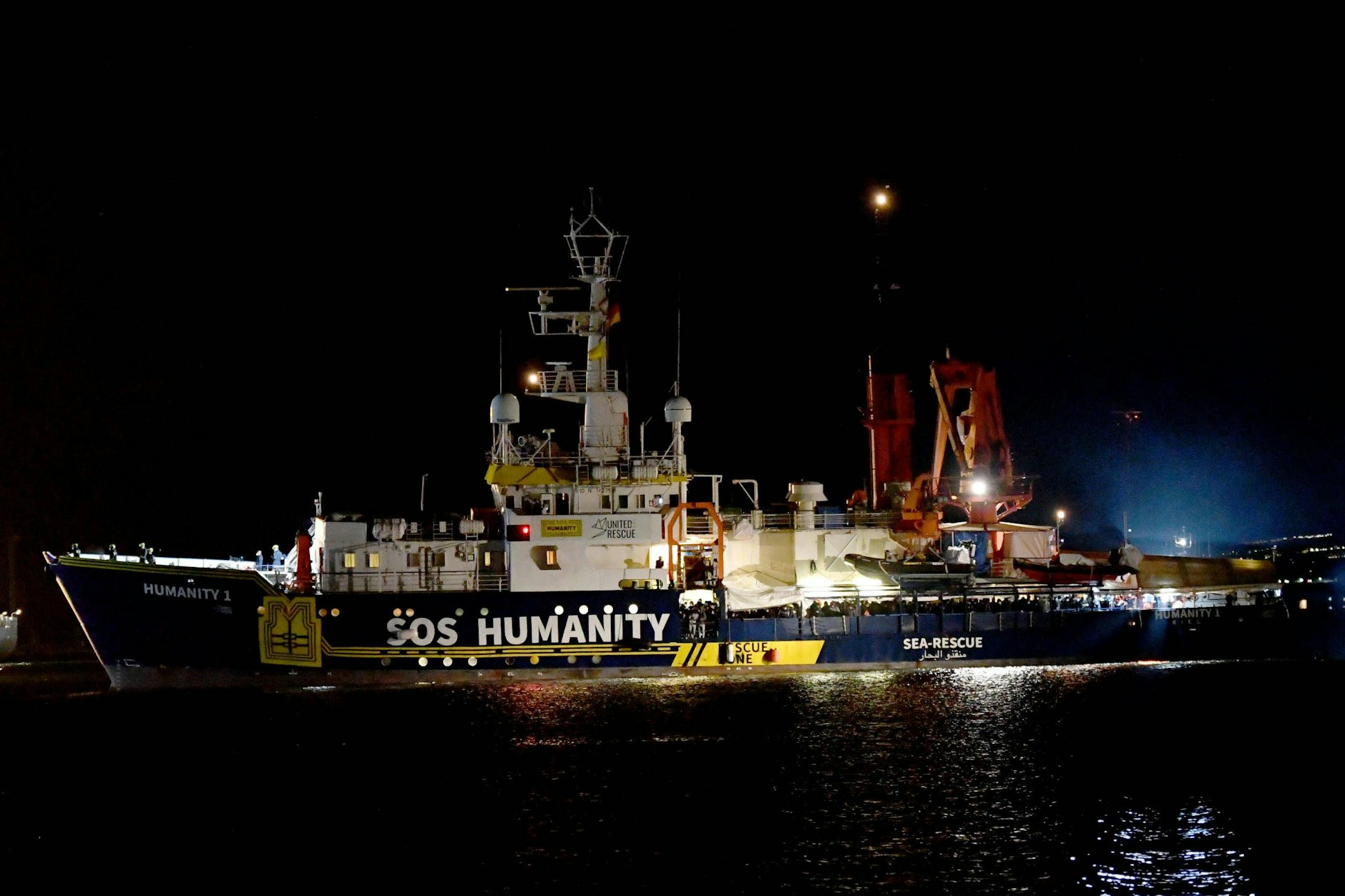 Die Humanity 1 im Hafen von Catania. Doch die italienischen Behörden lassen nicht alle Geretteten von Bord.