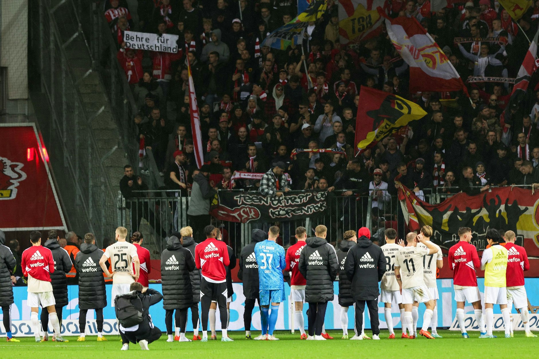 Mit hängenden Köpfen: Die Spieler des 1. FC Union bedanken sich beim mitgereisten Anhang für die Unterstützung.