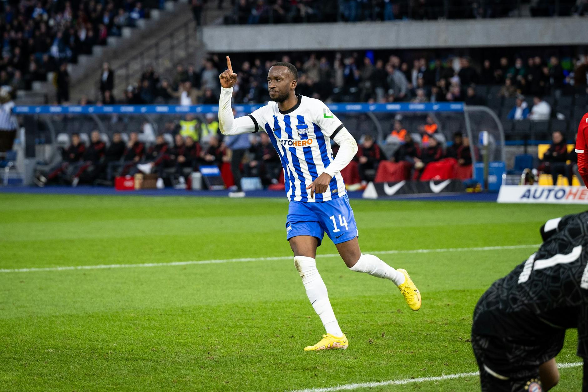 Dodi Lukebakio von Hertha BSC feiert sein Tor zum 1:3 während des Spiels gegen FC Bayern München.