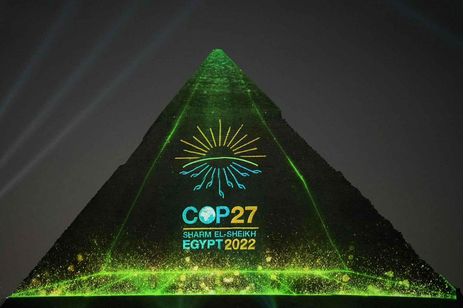 Ein von der ägyptischen Präsidentschaft der 27. UN-Klimakonferenz veröffentlichtes Bild zeigt die Illumination der Chephren-Pyramide, einer der drei antiken Pyramiden von Gizeh, am 5. November 2022.