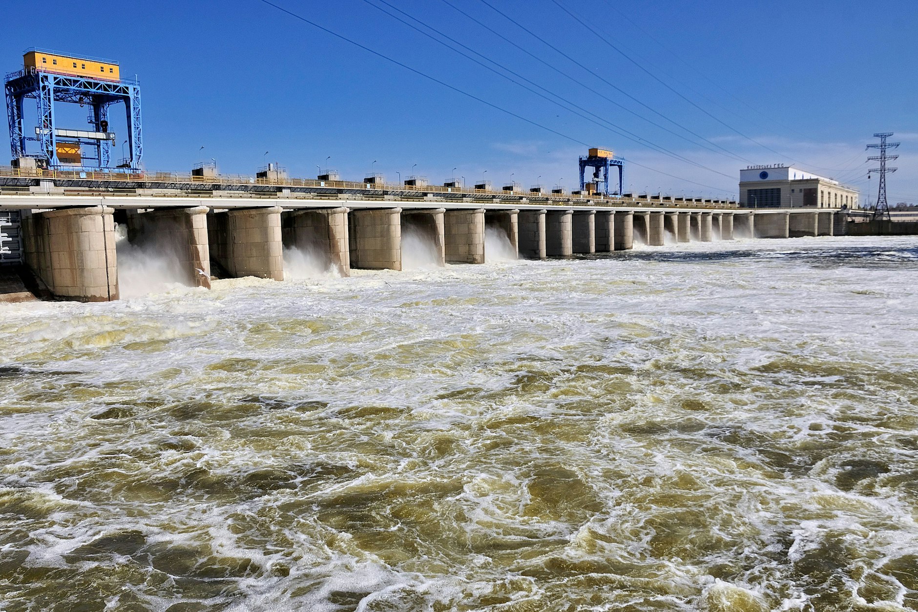 Der Kachowka-Staudamm bei Cherson. Die Wassermassen würden eine massive Flutwelle auslösen.