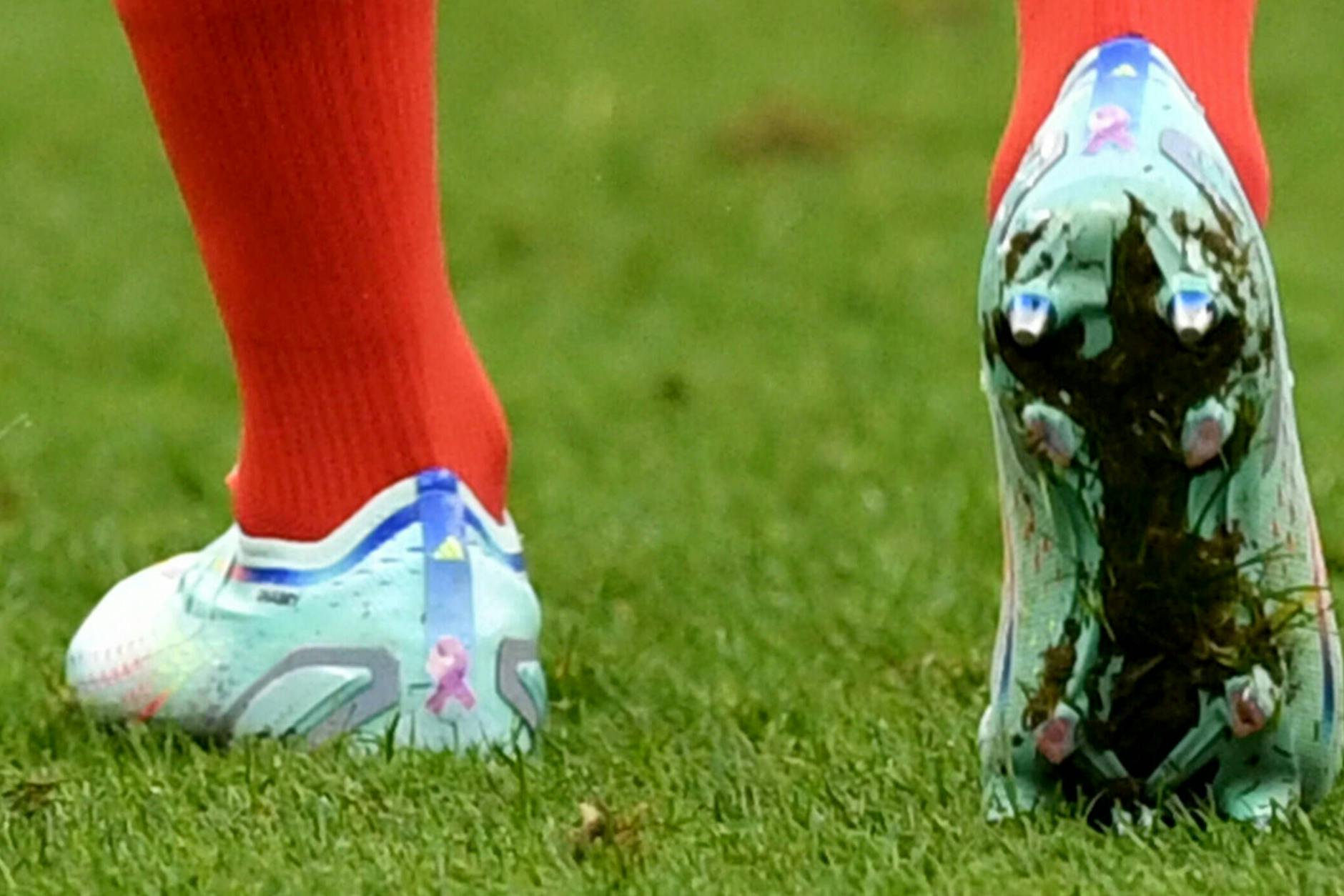 So wie hier Bayerns Serge Gnabry laufen auch die Kicker des 1. FC Union um Timo Baumgartl am Sonntag in Leverkusen mit einer kleinen lila Schleife auf den Töppen auf – eine Werbung für Krebsvorsorge.