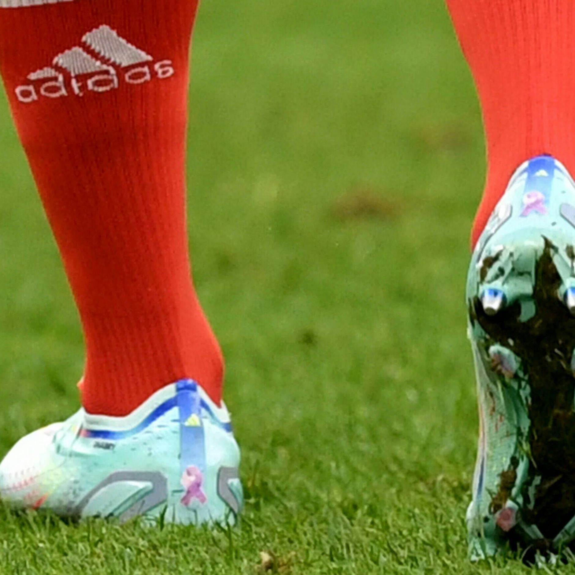 In Leverkusen laufen die Union-Stars um Timo Baumgartl mit einer lila Schleife auf ihren Töppen auf