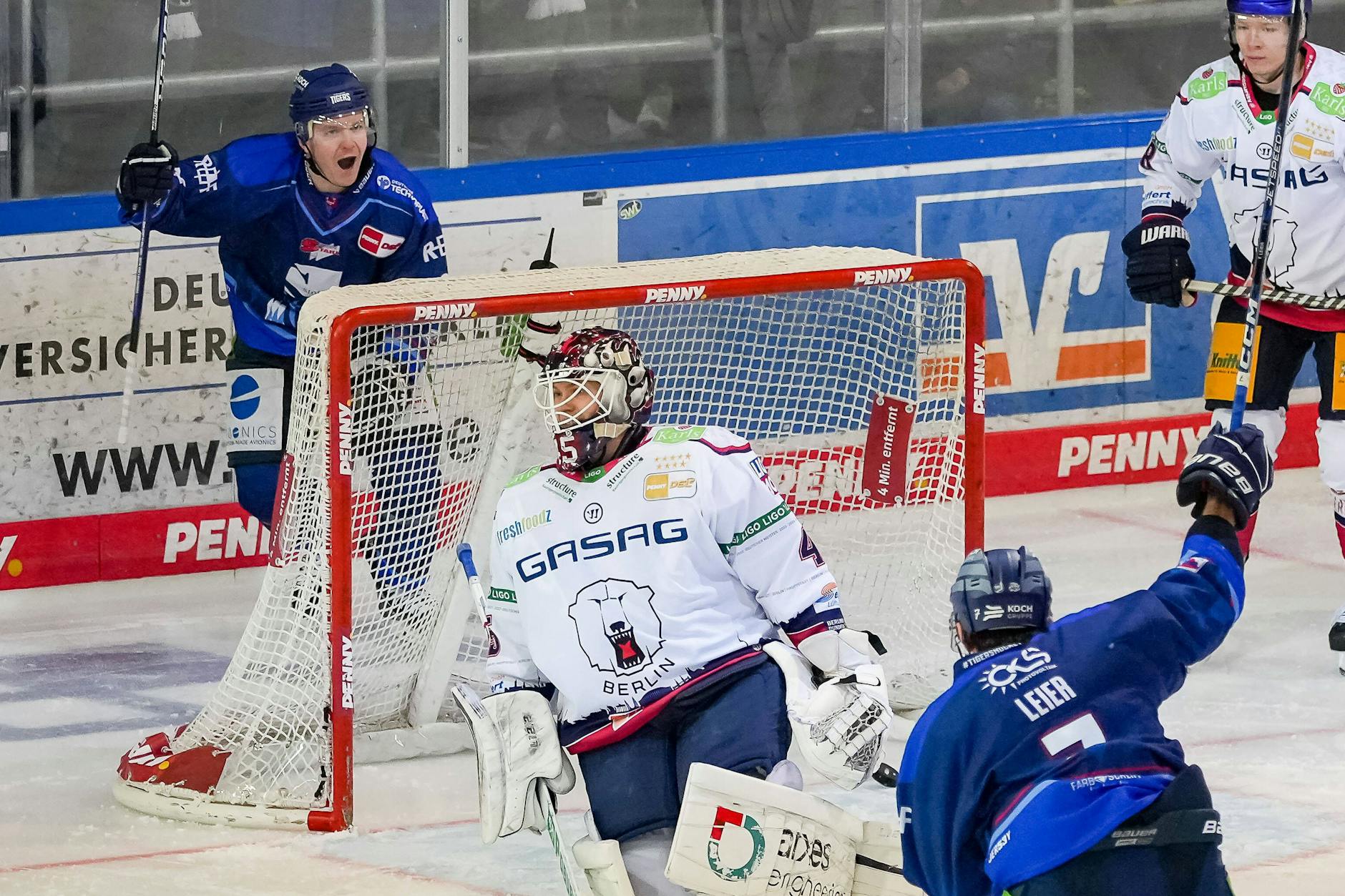 Wieder hat es hinter Eisbären-Torwart Tobias Ancicka eingeschlagen, Straubing kriegt sich vor Freude kaum noch ein.