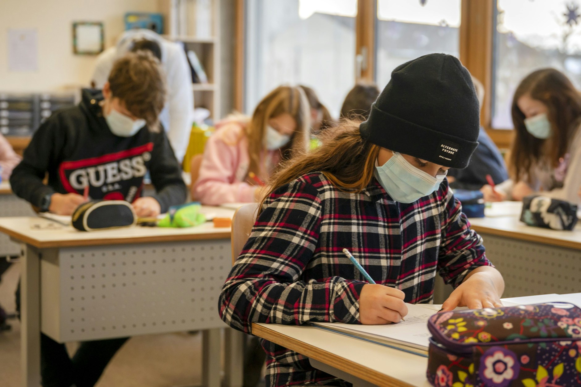 Sollten Schüler im Unterricht wieder Masken tragen? Die Menschen sind gespalten.